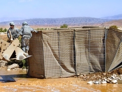 Cora bringt Sie zum Workshop der Defensive Barrier.