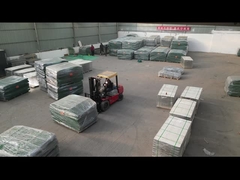 Die Abwehrbarriere wird in Containern verschifft.