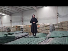 Vierzehn Container mit Verteidigungsbarrieren