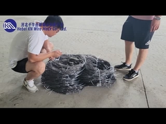 Schlechte Sichtbarkeit Draht Hindernis Kampffeld Verteidigungstank über Eisendrahtnetz voranschreiten