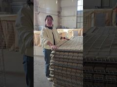 Verzinkter geschweißter Gabionenkorb, ausgekleidet mit Geotextil, gefüllt mit Sand für Schutzwälle als Verteidigungsbarriere