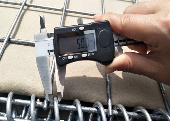 Militärische 4-6mm angepasste Größe Galvanisierte Verteidigungsbarriere Galfan Geotextil Stoff für Überschwemmung Contro