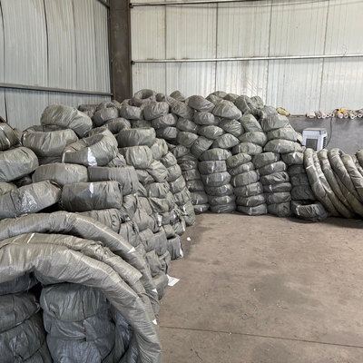 Warmverkauf aus Edelstahl galvanisierter Stacheldraht Länge pro Rolle in Südafrika
