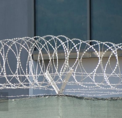 Eisenverzinkte oder 304 Edelstahl Rasierklinge Zaundraht für Hochsicherheitszaun verwendet