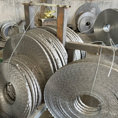 Hot Dip Sicherheitszaun Stacheldraht Rasierschneidemesser Galvanisiertes Rasierschneidemesser Rostdicht Draht