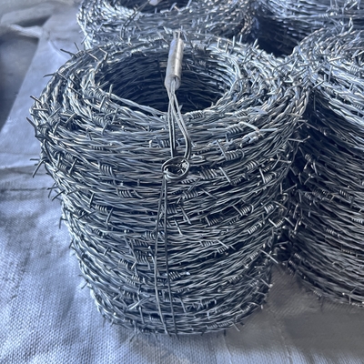 Verzinktes Stacheldraht Verzinktes Stacheldraht Preis 250 m pro Rolle niederländisches Netz Metallschutzgelände Stacheldraht Tbar Dehnwerkzeug für Stacheldraht CE-Zertifikat