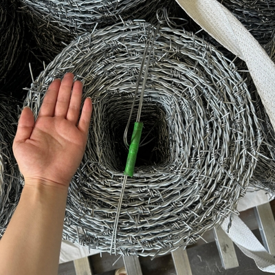Großhandel hochspannbares, verdrehtes, galvanisiertes Stacheldraht mit einer Breite von 3 oder 4 Zoll