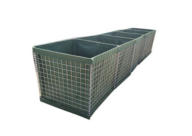 Militärische Hesco-Schranke mit Geotextil