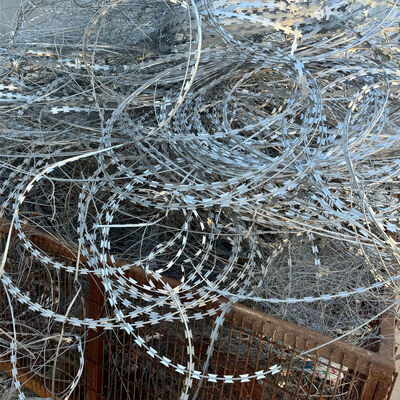 Verzinkte Bto-22 Razor Wire Zaun Streckband Stacheldraht Spulen für Farm / Zaun