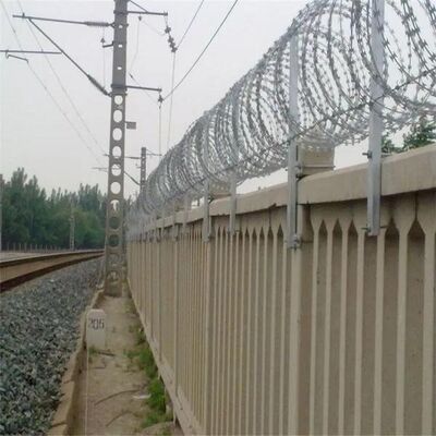 Hochspannbarkeit galvanisierter Stacheldraht Kreuzart Concertina Blade Wire für den Schutz des Grenzgefängnisses