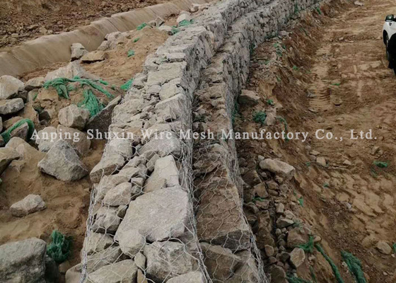 Galvanisierter sechseckiger Eisen-Draht, der Gabions-Körbe für Flussbank-Schutz füllt
